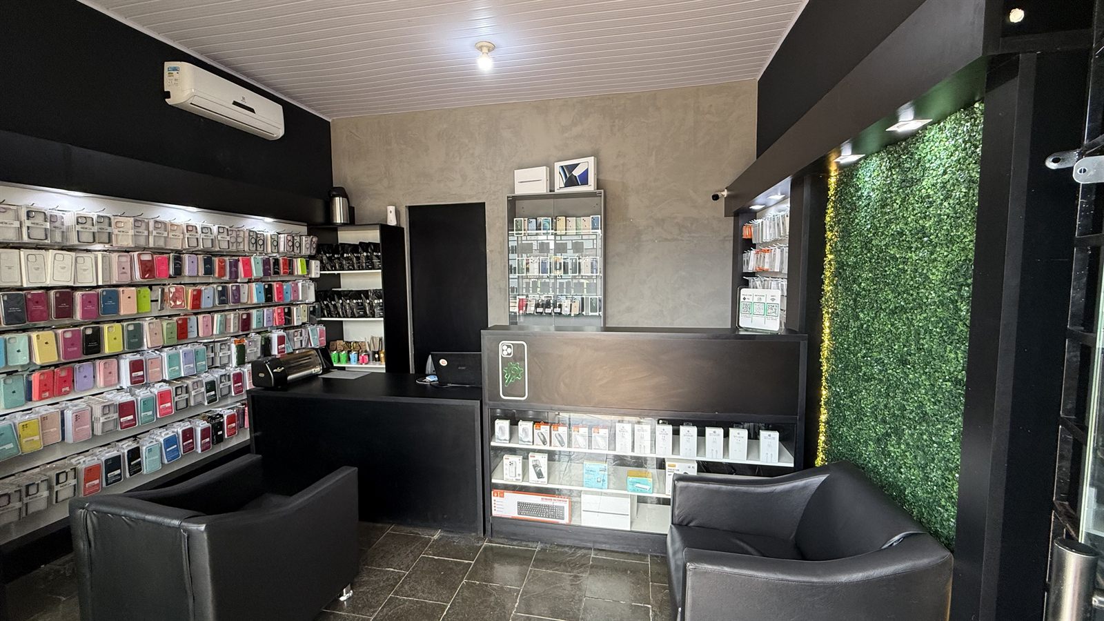 Interior da MB Mobile Tech com balcão de atendimento, aparelhos e acessórios